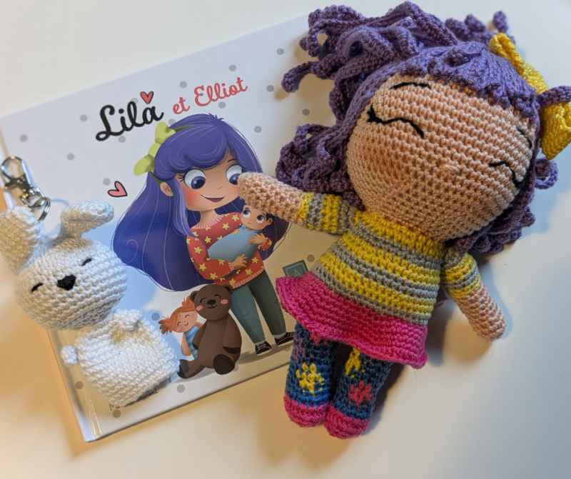 LILA SIGNE AVEC BEBE POUPEE EN CROCHET